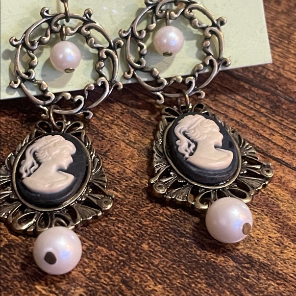 Perch Vintage-Inspired Silver and Black Cameo Earrings - Picture 4 of 4